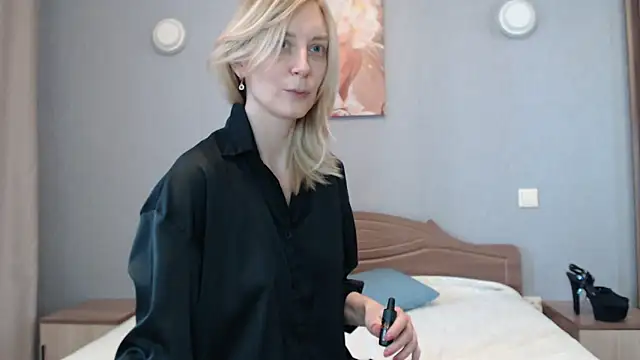 AvelinaLeoni online show from March 2, 9:43 am