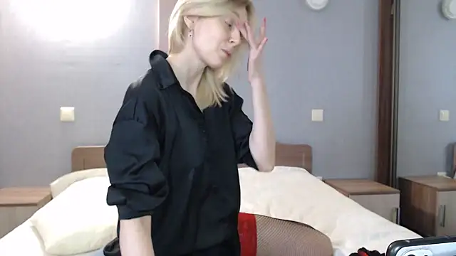 AvelinaLeoni online show from March 5, 6:01 am