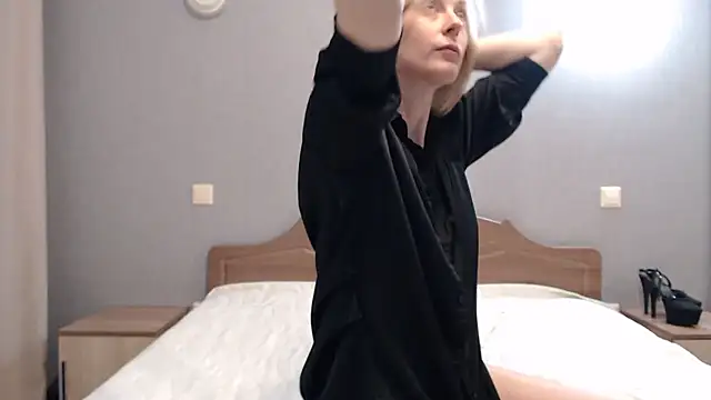 AvelinaLeoni online show from March 7, 5:40 am