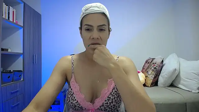 candydowson1 online show from March 24, 10:43 pm