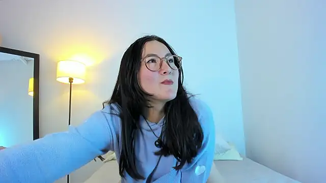 Elle Lee  online show from March 7, 12:50 am