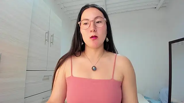 Elle Lee  online show from November 4, 3:27 pm