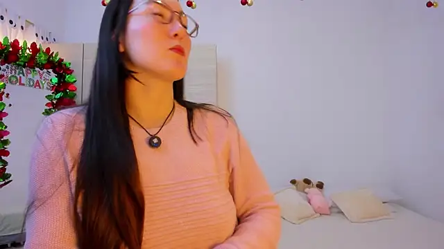 Elle Lee  online show from December 2, 2:41 pm