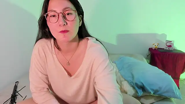 Snapshot of Elle_Lee_ chatting on March 10, 12:18 am Elle Lee online show from March 10, 12:18 am