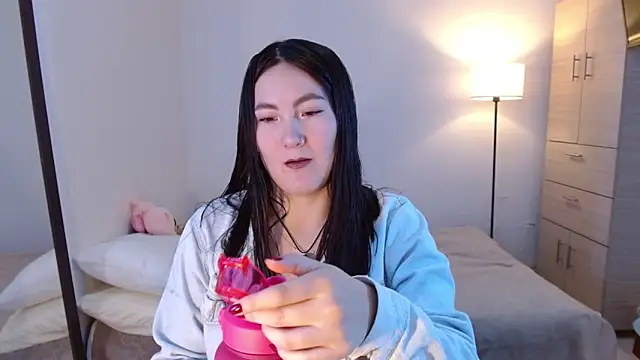 Elle Lee  online show from March 20, 4:52 pm