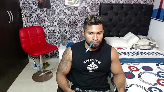 Snapshot of hotthreparty chatting on January 18, 1:52 am hotthreparty online show from January 18, 1:52 am