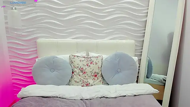 Snapshot of VirginOlly chatting on May 9, 5:11 am VirginOlly online show from May 9, 5:11 am