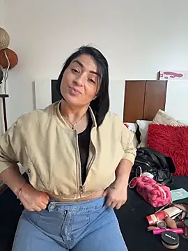 karenlennox1 online show from April 22, 1:45 am