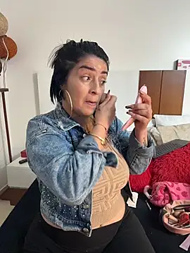 karenlennox1 online show from April 16, 1:06 am