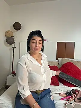 karenlennox1 online show from May 10, 6:10 pm