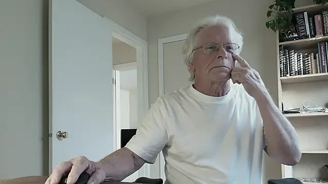 Snapshot of fun4john chatting on November 3, 11:19 pm fun4john online show from November 3, 11:19 pm