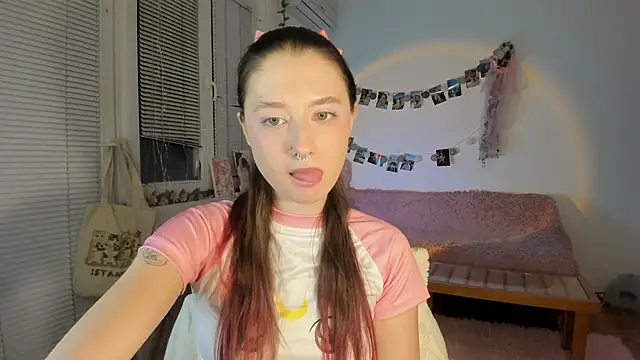 Snapshot of Jenny_darling_love chatting on January 17, 10:23 pm Jenny darling love online show from January 17, 10:23 pm