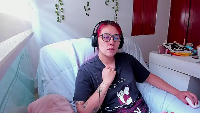 bonnie moon  online show from September 27, 3:18 pm