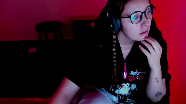 bonnie moon  online show from April 13, 6:45 pm