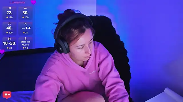 bonnie moon  online show from March 23, 6:08 pm