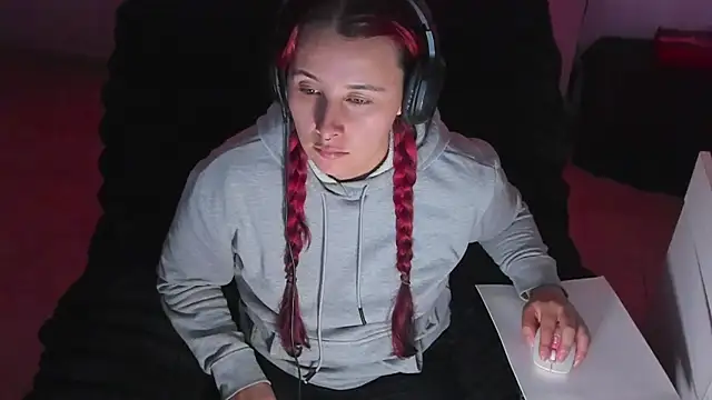 bonnie moon  online show from October 22, 10:30 pm