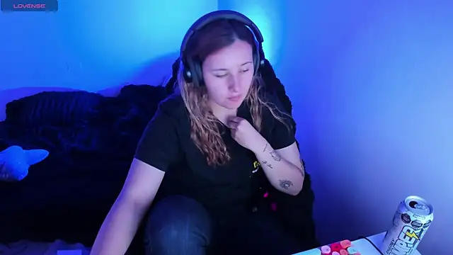 bonnie moon  online show from April 10, 4:25 pm