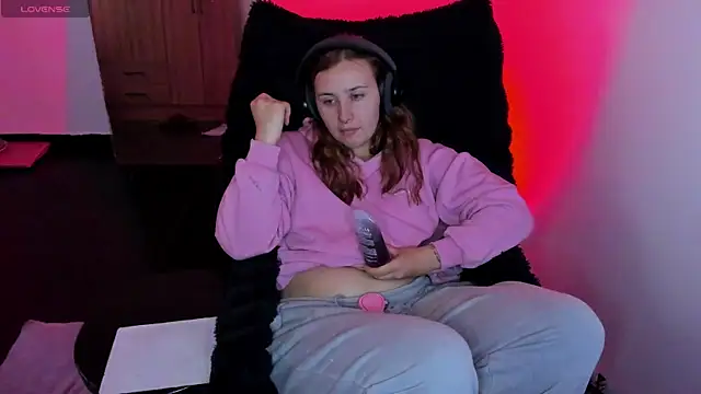 bonnie moon  online show from February 24, 6:09 pm