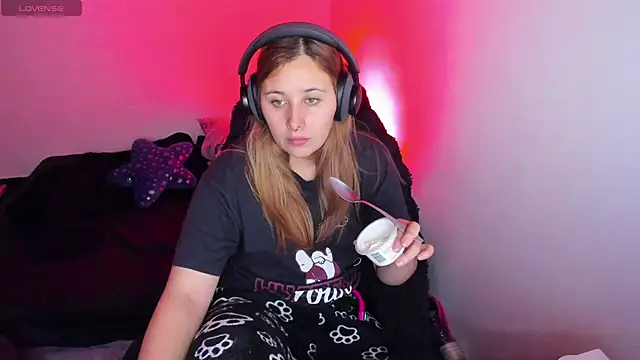 bonnie moon  online show from April 9, 11:22 pm