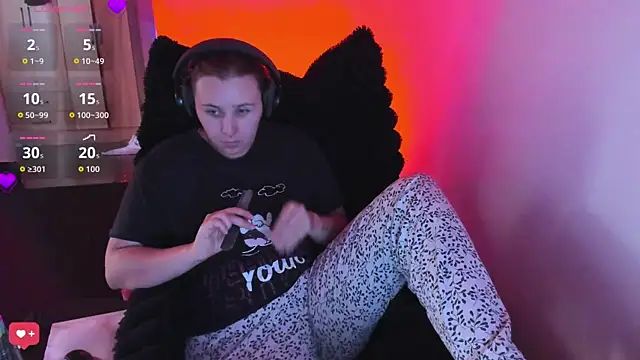 bonnie moon  online show from March 3, 8:05 pm