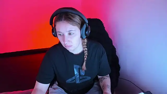 bonnie moon  online show from April 14, 5:40 pm