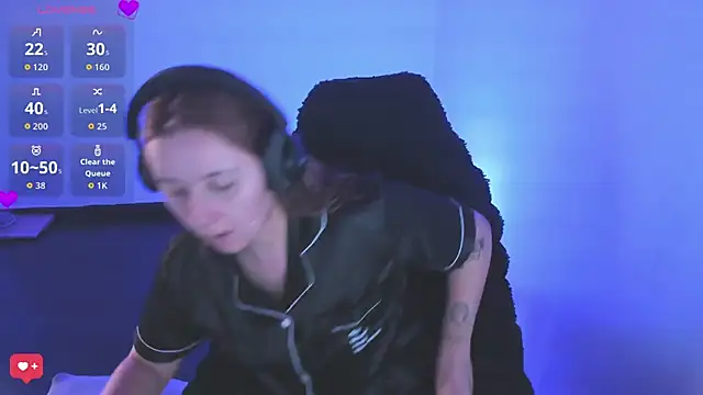 bonnie moon  online show from March 20, 7:04 pm