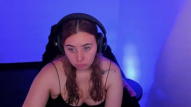 bonnie moon  online show from March 15, 7:10 pm