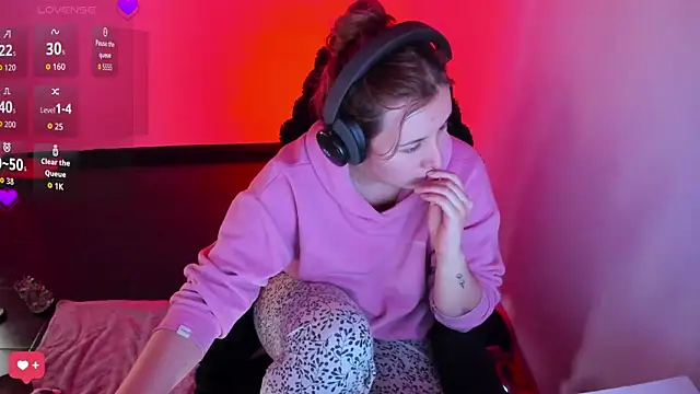 bonnie moon  online show from March 31, 8:55 pm