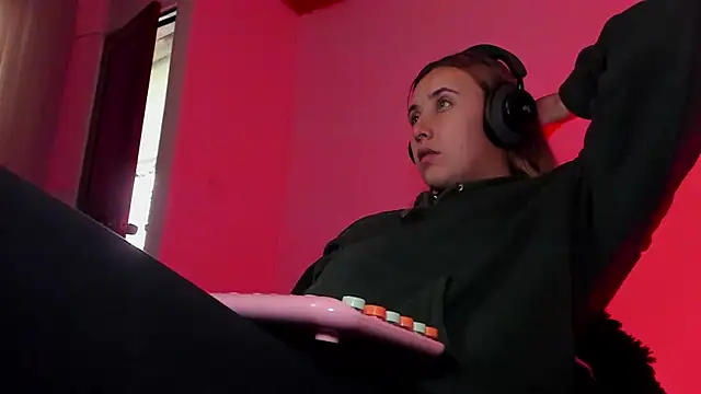 bonnie moon  online show from December 22, 9:15 pm