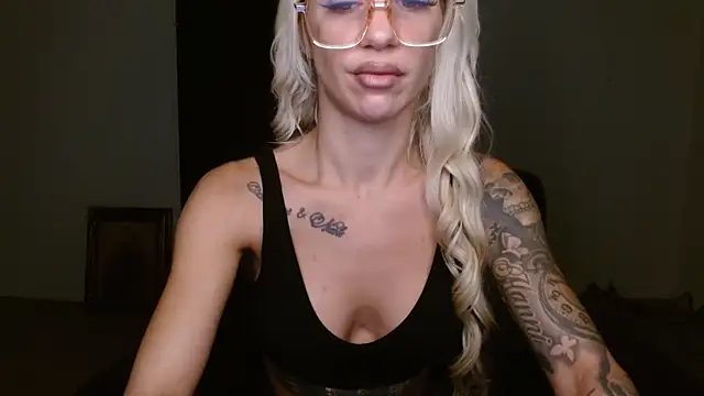 Snapshot of JuicyJanexo chatting on September 17, 4:25 am JuicyJanexo online show from September 17, 4:25 am