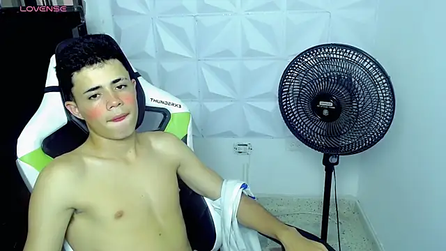 Snapshot of bby_santi chatting on December 5, 7:00 pm bby santi online show from December 5, 7:00 pm