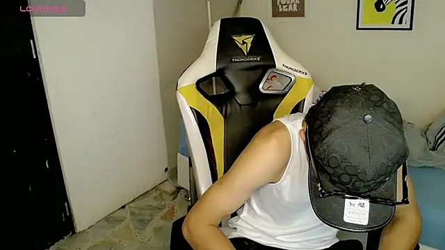 Snapshot of bby_santi chatting on November 1, 6:57 pm bby santi online show from November 1, 6:57 pm