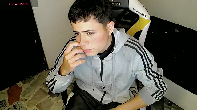 Snapshot of bby_santi chatting on October 5, 12:12 am bby santi online show from October 5, 12:12 am