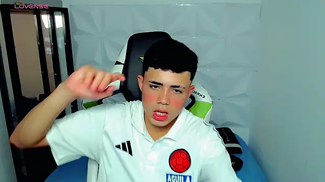 Snapshot of bby_santi chatting on December 17, 7:15 pm bby santi online show from December 17, 7:15 pm