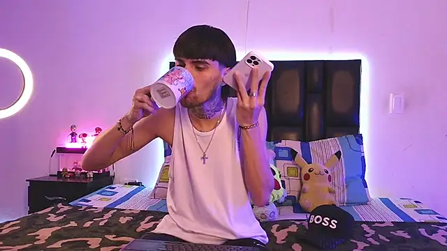 Snapshot of Brutal_Sex_Fucking chatting on October 27, 6:31 pm Brutal Sex Fucking online show from October 27, 6:31 pm