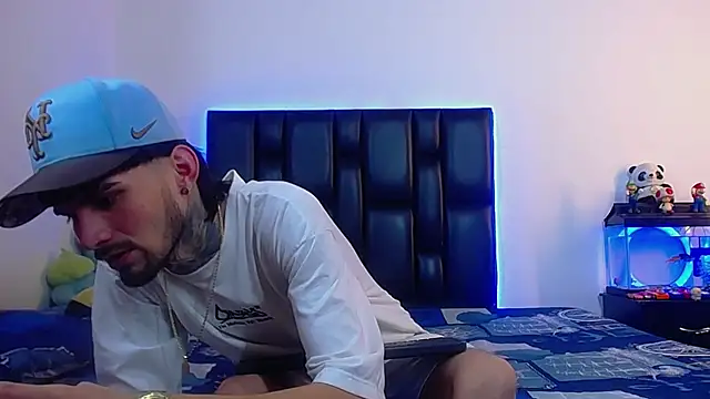 Snapshot of Brutal_Sex_Fucking chatting on June 17, 10:41 pm Brutal Sex Fucking online show from June 17, 10:41 pm
