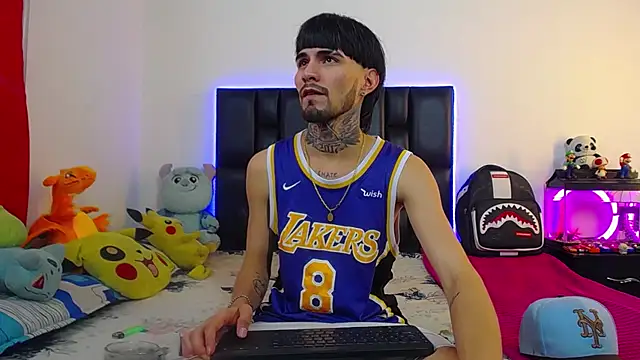Snapshot of Brutal_Sex_Fucking chatting on June 27, 10:05 pm Brutal Sex Fucking online show from June 27, 10:05 pm