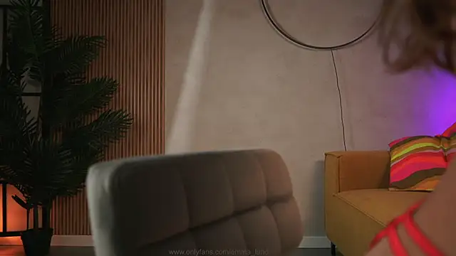 Snapshot of emma_land chatting on December 5, 9:19 am emma land online show from December 5, 9:19 am