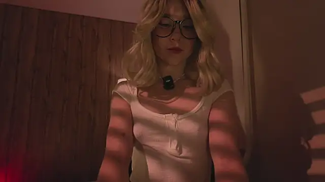 MariMaddison online show from November 3, 7:50 pm