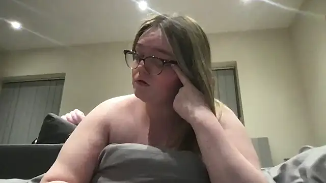 Snapshot of honeyyy24 chatting on May 10, 9:16 pm honeyyy24 online show from May 10, 9:16 pm