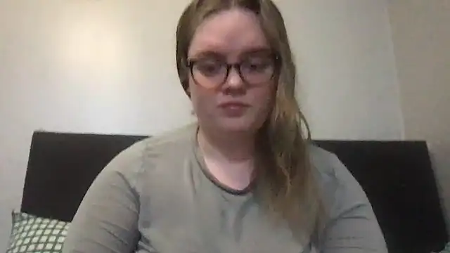 honeyyy24 online show from April 12, 3:15 pm