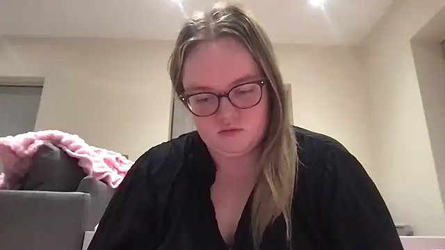 Snapshot of honeyyy24 chatting on May 21, 9:23 pm honeyyy24 online show from May 21, 9:23 pm