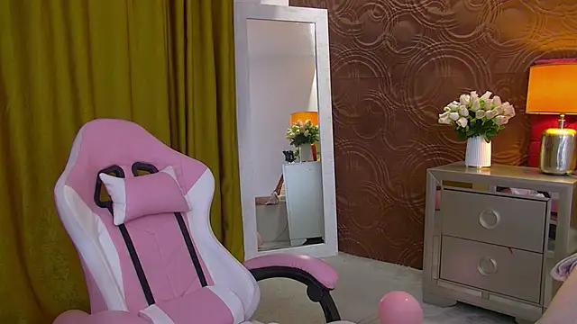 Snapshot of IrisMonn chatting on March 7, 8:56 am IrisMonn online show from March 7, 8:56 am