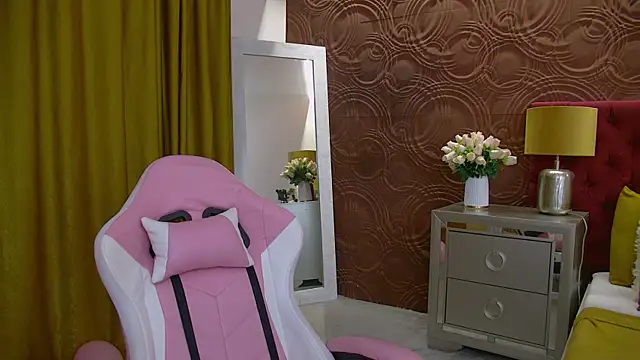 Snapshot of IrisMonn chatting on February 7, 5:52 am IrisMonn online show from February 7, 5:52 am