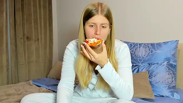 Snapshot of kirraa_ chatting on December 5, 4:38 pm kirraa online show from December 5, 4:38 pm