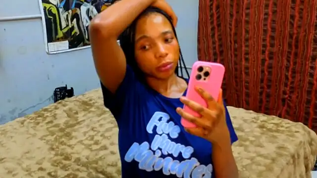 Snapshot of CaramelDelux27 chatting on October 3, 7:26 pm CaramelDelux27 online show from October 3, 7:26 pm