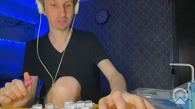 Snapshot of Aki-Laky chatting on February 24, 8:53 pm Aki-Laky online show from February 24, 8:53 pm