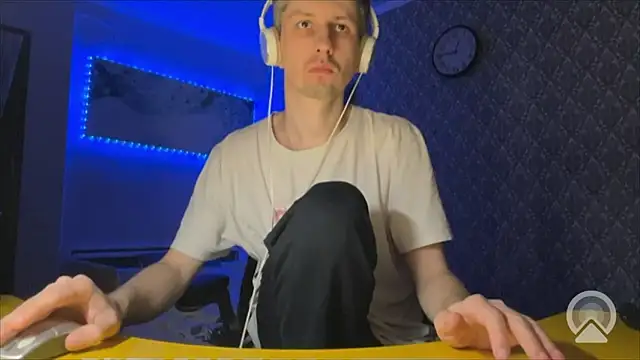 Snapshot of Aki-Laky chatting on December 22, 7:47 pm Aki-Laky online show from December 22, 7:47 pm