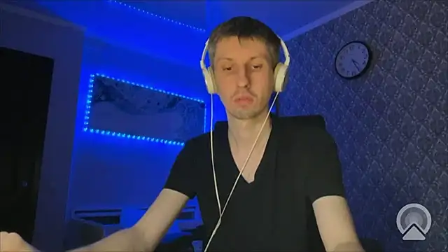 Snapshot of Aki-Laky chatting on December 13, 8:04 pm Aki-Laky online show from December 13, 8:04 pm