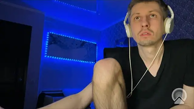 Snapshot of Aki-Laky chatting on December 15, 7:31 pm Aki-Laky online show from December 15, 7:31 pm